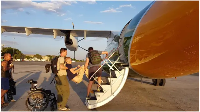 Slaven u ulazu u avion, Doha