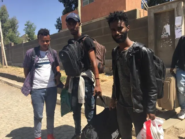 Barattoota yunvarsiitii gadhiisanii deemuuf ka'an keessaa