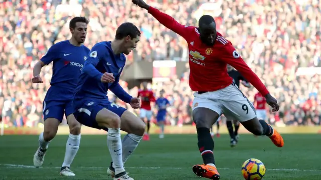 Lukaku fẹ gba bọọlu niwaju ọmọ Chelsea meji