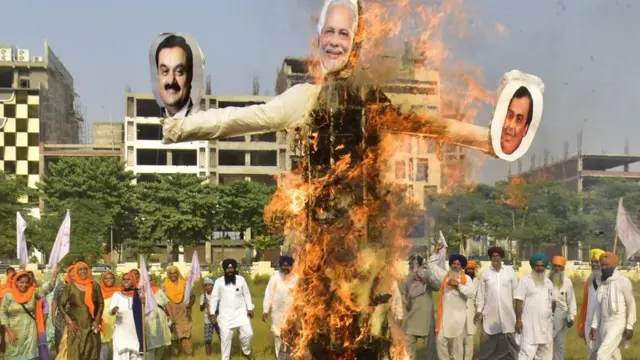 તાજેતરના ત્રણ કૃષિ સુધાર કાયદા અદાણી-અંબાણીને લાભ માટે લાવવામાં આવ્યા હોવાના આરોપ સાથે દશેરા દરમિયાન પૂતળાનું દહન કરી રહેલા ખેડૂતો