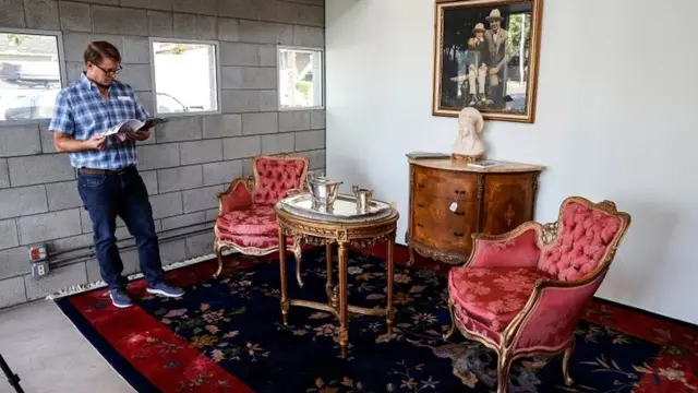 Eşyalar arasında mobilyalar ve sanat eserleri de vardı