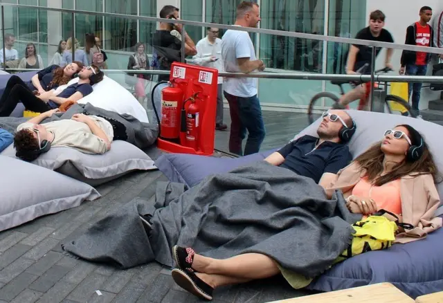 Gente descansando