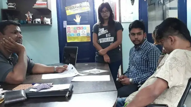 અરમાન તેમની અફિસમાં અન્ય વિકલાંગ સાથે