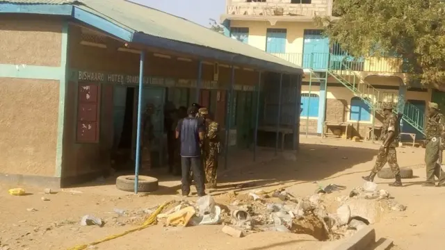 Maafisa wa usalama nje ya hoteli ya Bishaaro