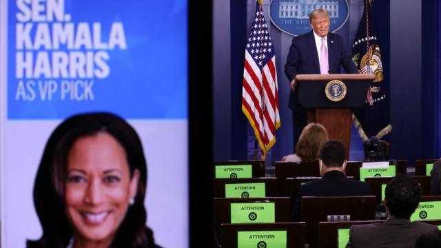 Tổng thống Hoa Kỳ Donald Trump phát biểu khi hình ảnh của Thượng nghị sĩ Kamala Harris được nhìn thấy trên màn hình trong cuộc họp báo tại Phòng họp báo James Brady của Nhà Trắng vào ngày 11/8/2020 ở Washington, DC.