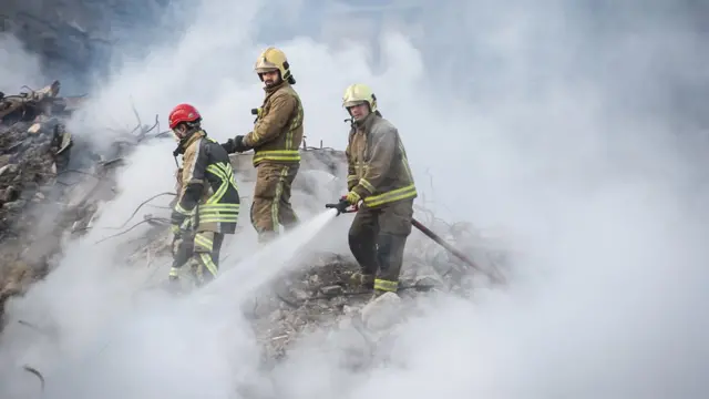 آتشنشانان در حال اطفای حریق ساختمان پلاسکو