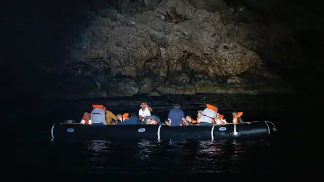 ঝুঁকি নিয়ে অভিবাসী ও শরণার্থীরা ইউরোপ যাওয়ার চেষ্টা করেছেন।