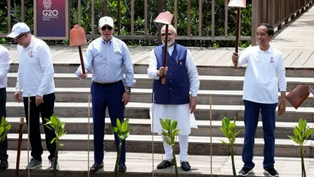 Perdana Menteri Australia Anthony Albanese, Presiden AS Joe Biden, Perdana Menteri India Narendra Modi dan Presiden Indonesia Joko Widodo menghadiri acara penanaman pohon mangrove di sela-sela pertemuan puncak G20 di Nusa Dua, Bali, tahun 2022.