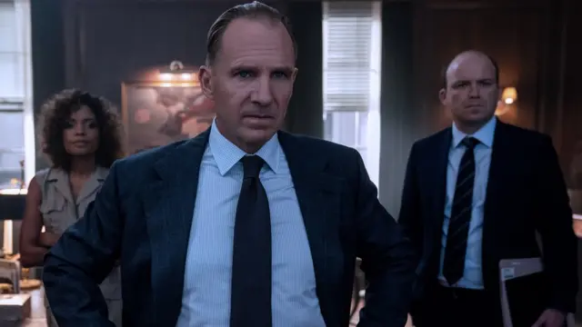 M (Ralph Fiennes), Moneypenny (Naomie Harris) na Tanner (Rory Kinnear) bagaruka muri iyi filimi nshya ya James Bond