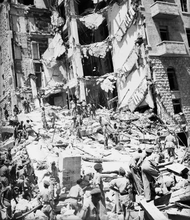 কিং ডেভিড হোটেলের একটি অংশ পুরোপুরি ধসে পড়েছিল।