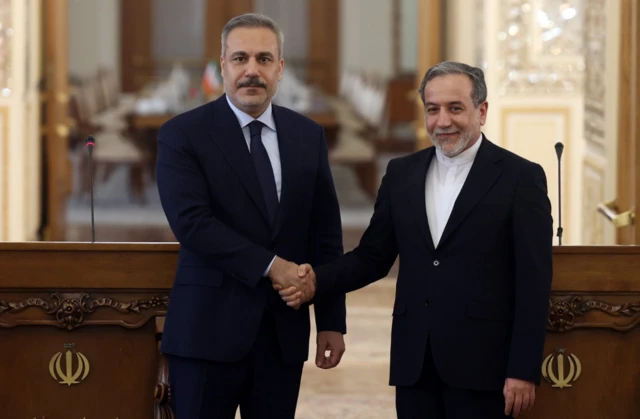 وزير الخارجية الإيراني عباس عراقجي (يمين) ووزير الخارجية التركي هاكان فيدان (يسار) يتصافحان في مؤتمر صحفي في طهران، إيران، 30 نوفمبر 2025.