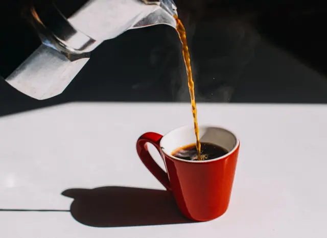 Du café Touba servi chaud