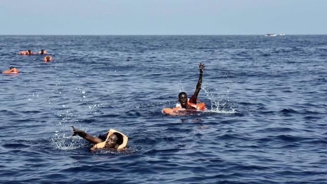 Imigrantes no mar Mediterrâneo