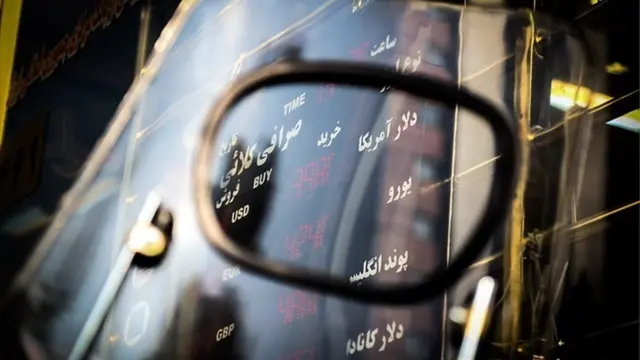 عمولا دولت‌ها در ایران گرایش دارند تا جایی که دلارهای نفتی به آنها اجازه می‌دهد، از افزایش قیمت ارز جلوگیری کنند.