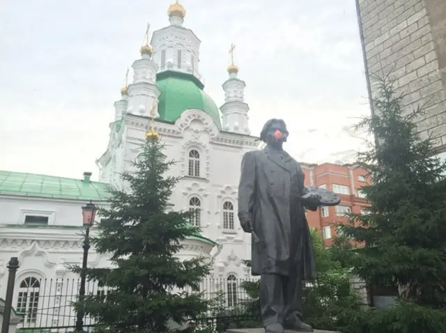 Памятники в респираторах