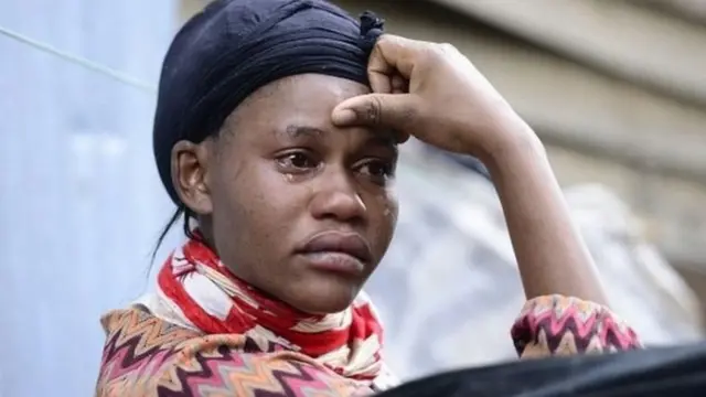 Mwanamke anayebubujikwa na machozi