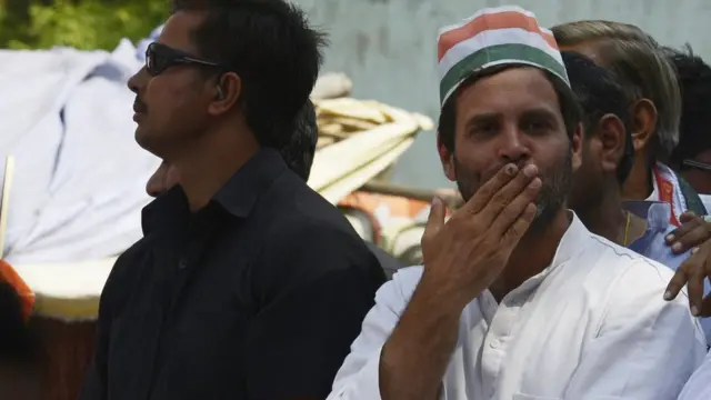 ઉત્તરપ્રદેશ ચૂંટણીમાં પ્રચાર વખતે રોડ શૉમાં ફ્લાઇંગ કિસ આપતા રાહુલ ગાંધી