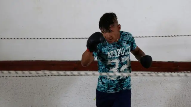 Un recluso practicando boxeo en el ring