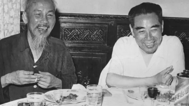 चऊ एन लाई वियतनाम के राष्ट्रपिता हो ची मिन्ह के साथ