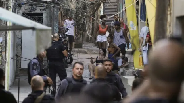 Em rua da favela cheiaapostas baratasmoradores e policiais, mulheres choramapostas baratasescada