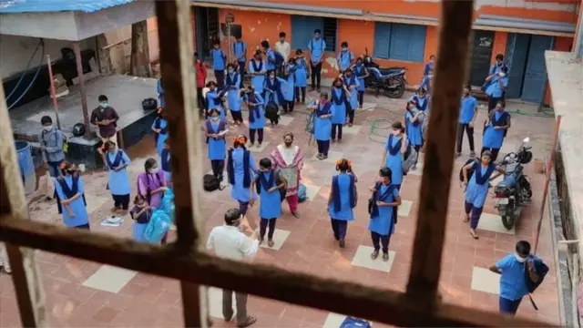 స్కూలు ఆవరణలో విద్యార్ధినులు