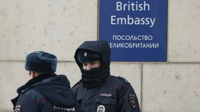 شرطيان روسيان أمام السفارة البريطانية في موسكو