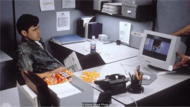 पीटर गिबन्स (रॉन लिविंगस्टोन)