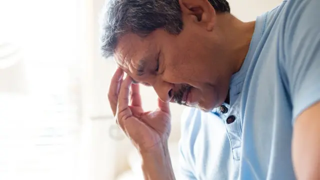 hombre con gesto cansado