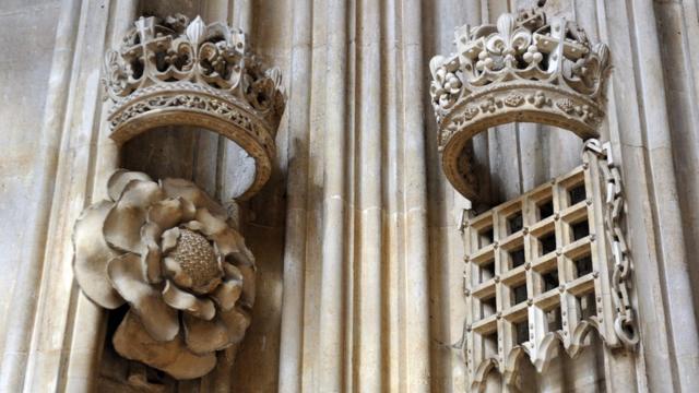 Эмблемы английской монархии: роза Тюдоров и герса под коронами. Каменный рельеы на стенах часовни Королевского колледжа в Кембридже