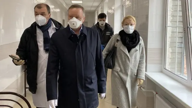 Александр Беглов во время посещения больницы