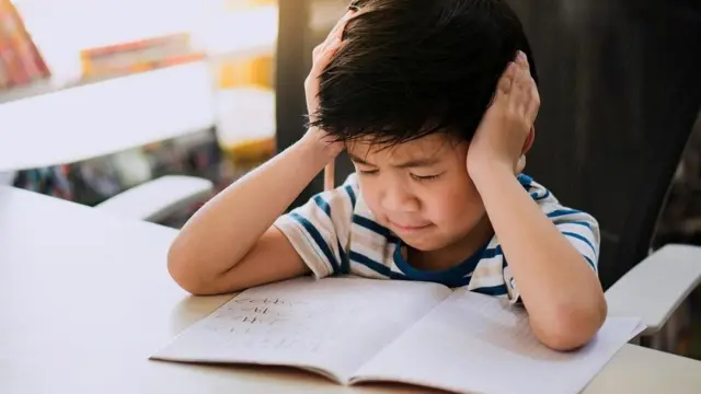 تلميذ يؤدي واجبه المدرسي