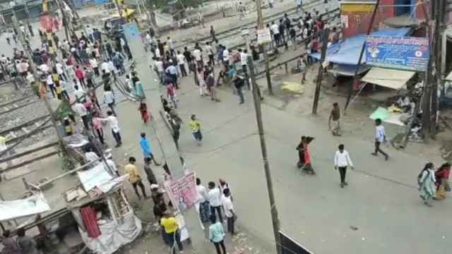 तारेगना स्टेशन पर अचानक हज़ारों प्रदर्शनकारियों ने हमला किया