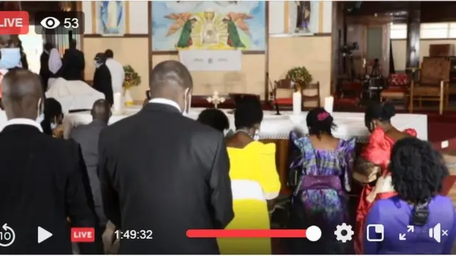 Baadhi ya Wakristo wachache ambao walihudhuria ibada walivaa barakoa na kupiga magoti kwa zamu mbele ya madhabahu wakati wa ibada