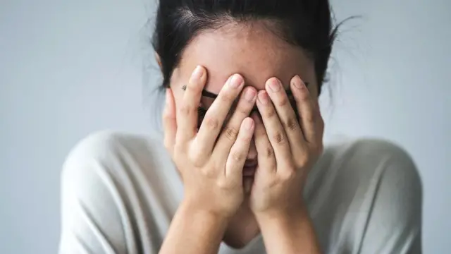 Ekstrovertləri pozitivlik və rifah daha da xoşbəxt edir, introvertlər isə "süni" ekstoverlik belə, enerjisiz hala salır