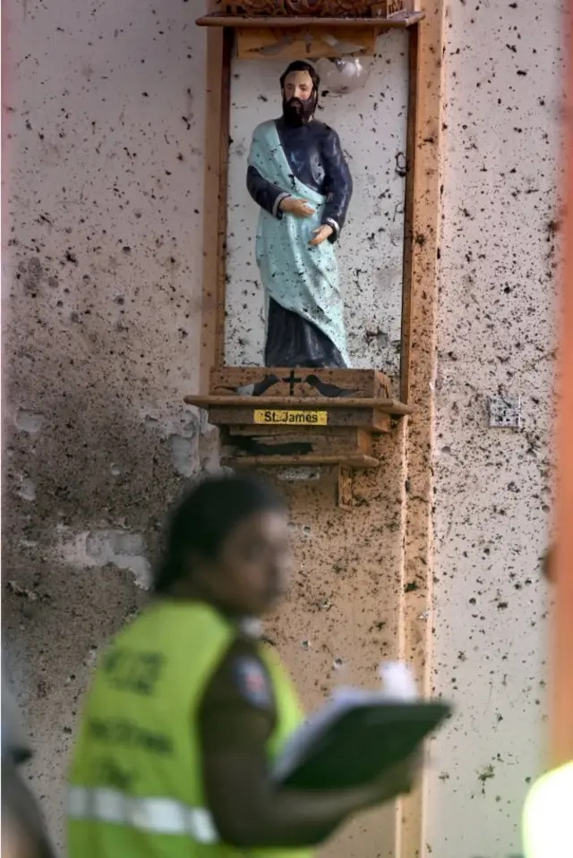 A security personnel inspects inside St Sebastian's Church in Negombo on April 22, 2019, a day after the church was hit in series of bomb blasts targeting churches and luxury hotels in Sri Lanka. - The death toll from bomb blasts that ripped through churches and luxury hotels in Sri Lanka rose dramatically April 22 to 290 -- including dozens of foreigners -- as police announced new arrests over the country's worst attacks for more than a decade.