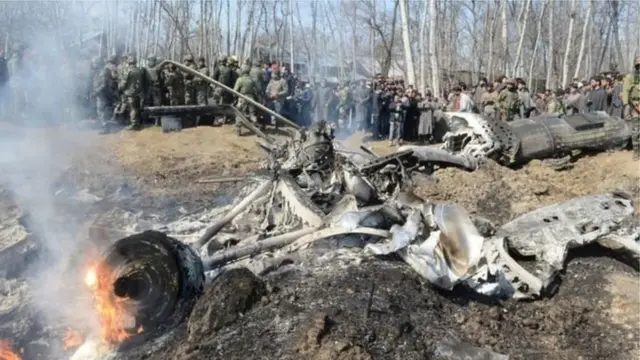 কাশ্মীরের বুদগামে ভারতীয় বিমানটির ধ্বংসাবশেষ (বুধবারের ছবি)