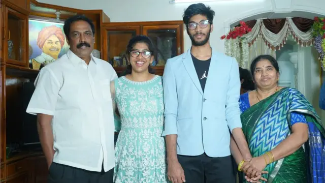 కుటుంబ సభ్యులతో స్వాతిరెడ్డి