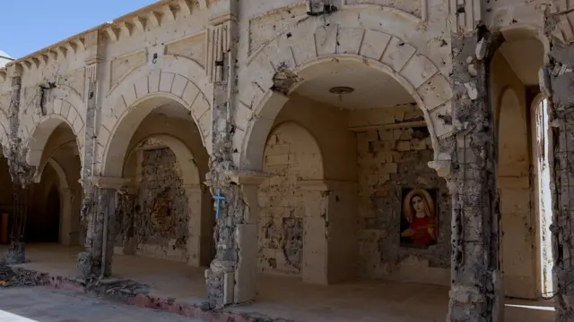 ساحة كنيسة مهجورة في بلدة قراقوش