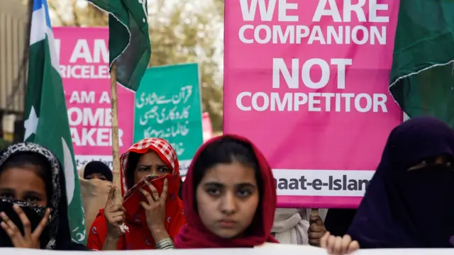 jamaat e islami supporters march in karachi