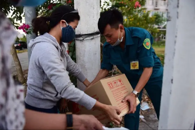 Người thân chuyển đồ tiếp tế vào cho người trong khu cách ly ở ký túc xá ĐH Quốc gia TP HCM
