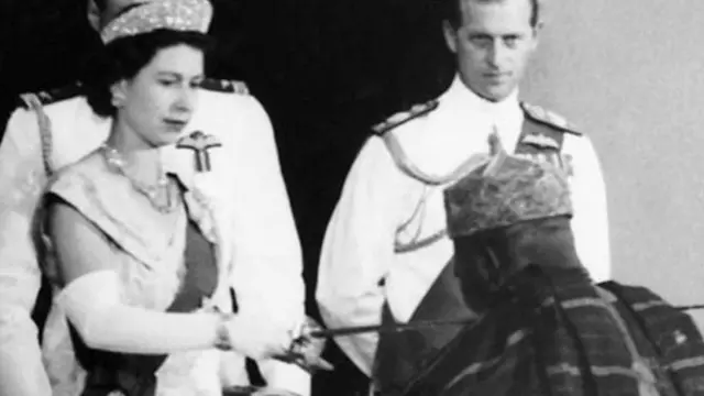 Ọbabinrin Elizabeth keji ń fi oye Knight da Ọba Adesoji Aderemi lọla ni ọdun 1957 lasiko to se abẹwo wa si Naijiria