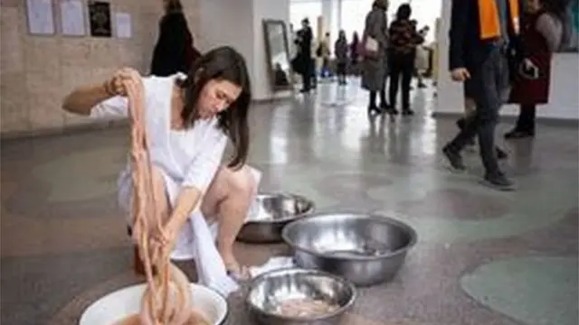 Кыргыздардын айылдык-шаардык деп бөлүнгөн жаңжалы көркөм сүрөт музейиндеги жылаңач аялдар катышкан көргөзмөдөн улам чыкты