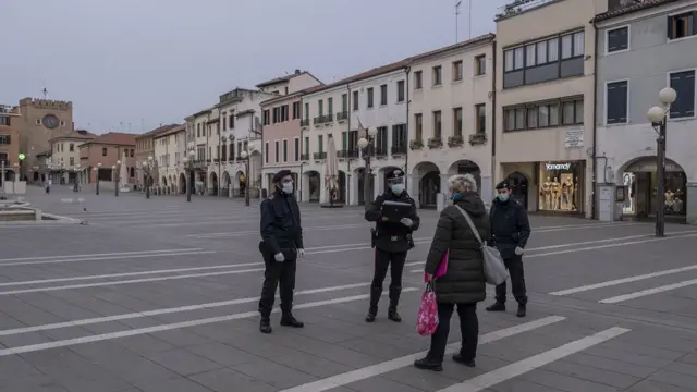 Venesiyada karabiyenlər vətəndaşların məlumatlarınl yoxlayarkən, 20 mart, 2020-ci il