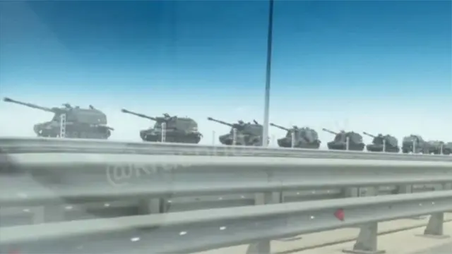 Manowari za kikosi hicho zinaonekana zikivuka daraja la kwenda Crimea