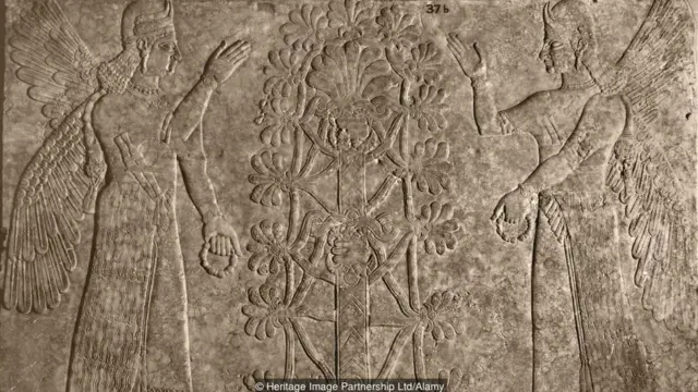 Grabado en piedra de dos figuras alrededor de un árbol.