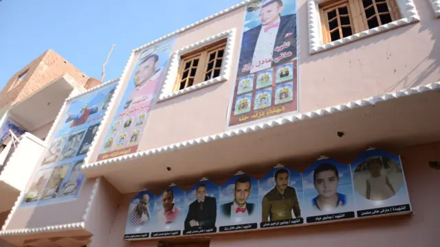 Les photos des 7 chrétiens tués dans les attentats sont accrochées aux murs de la maison des martyrs, à Nazlet Hanna.