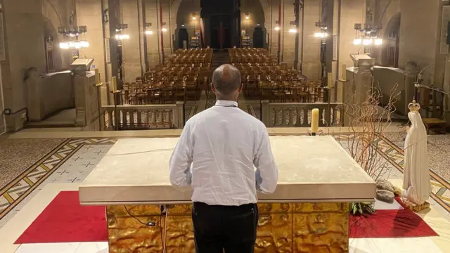 D'autres paroissiens laissent discrètement leurs photos dans l'église, une manière de participer spirituellement aux messes de Pâques.