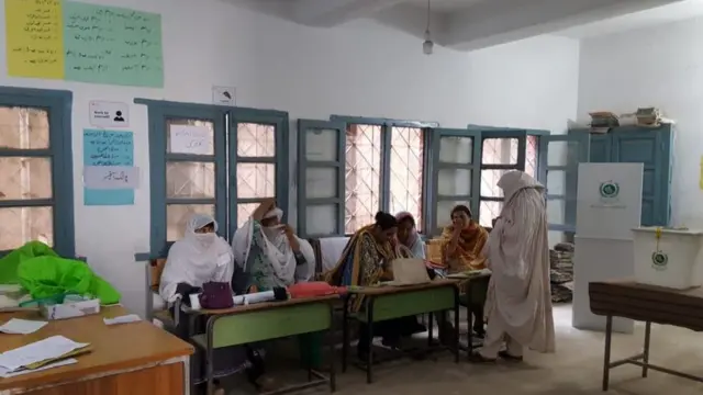 పాకిస్తాన్‌లోని పోలింగ్ కేంద్రం. ఇక్కడ మహిళలు తొలిసారి ఓటు హక్కు వినియోగించుకున్నారు.