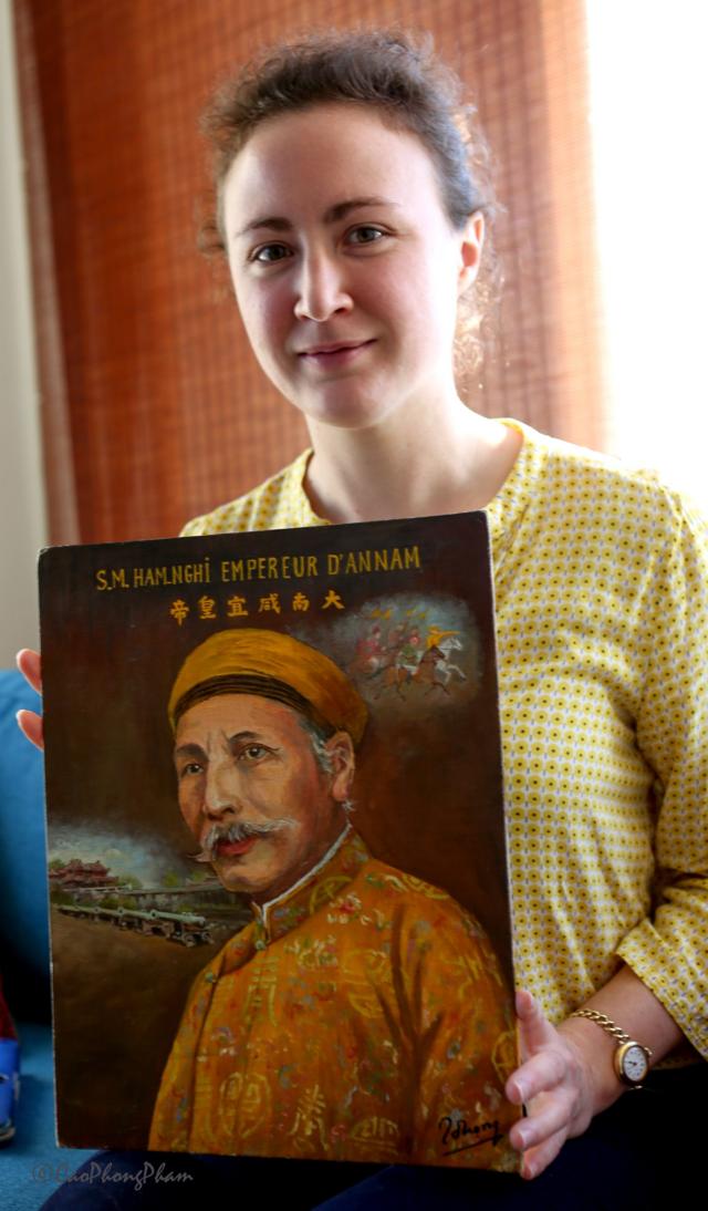 Amandine với bức tranh sơn dầu chân dung vua Hàm Nghi do Hoàng tử Minh Đức tặng