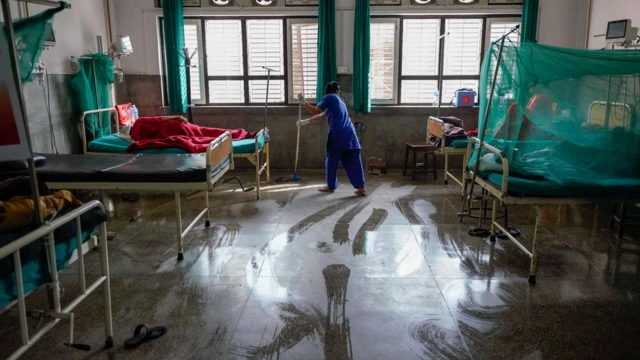 डेङ्गीको उपचार गराउँदै बिरामी